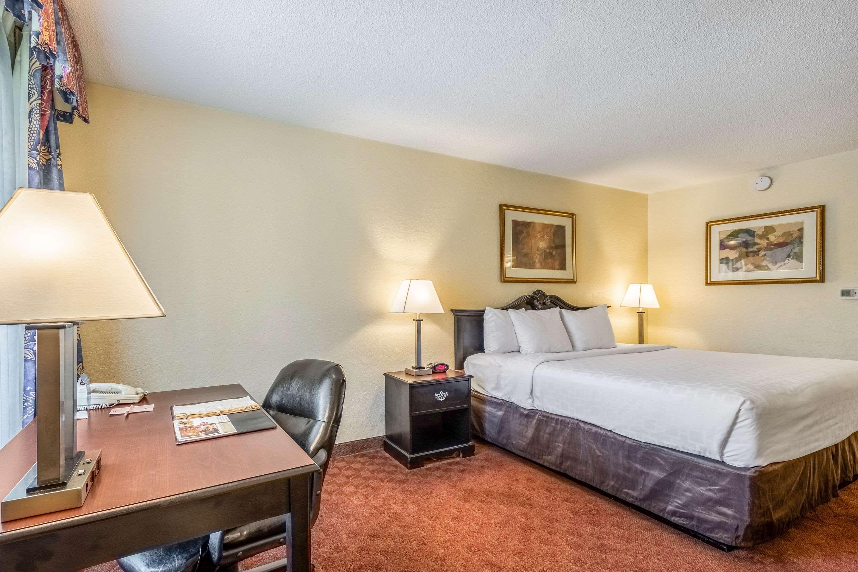 Clarion Inn & Suites Central Clearwater Beach Exterior foto