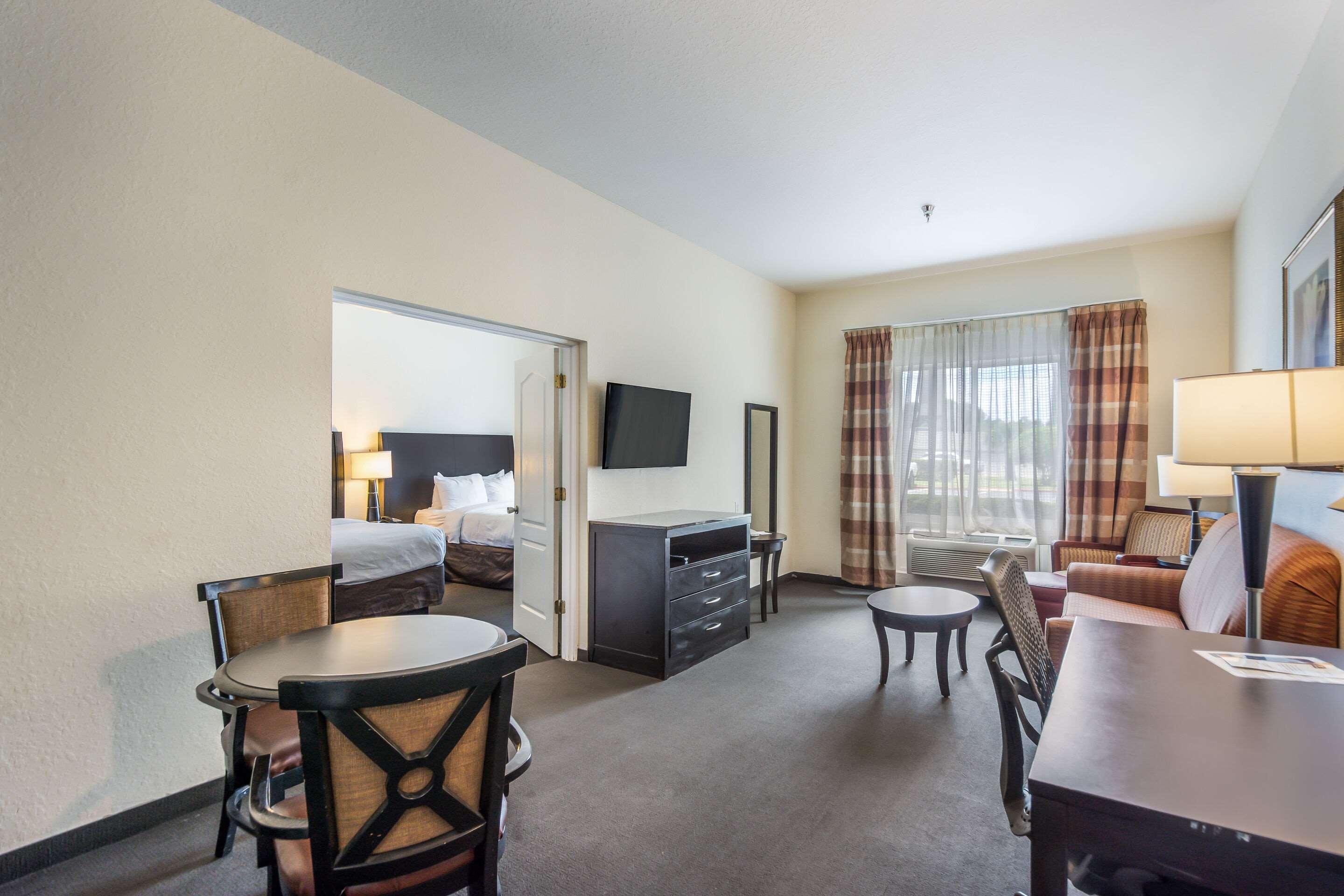 Clarion Inn & Suites Central Clearwater Beach Exterior foto